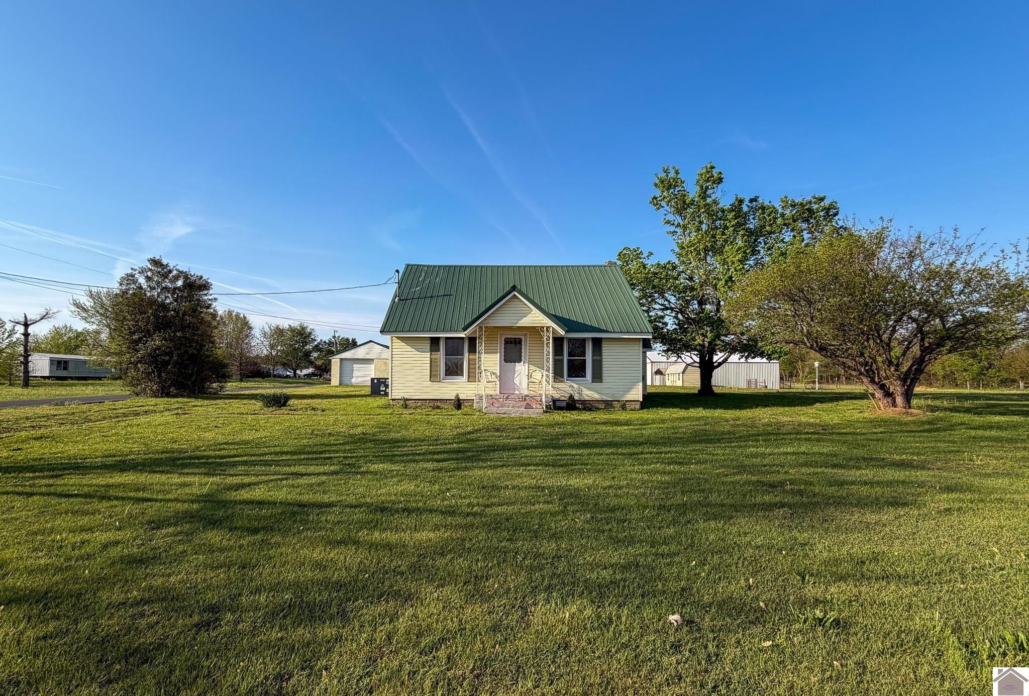 Single Family 3BR 2BA - 12800 Woodville Road, Kevil, KY