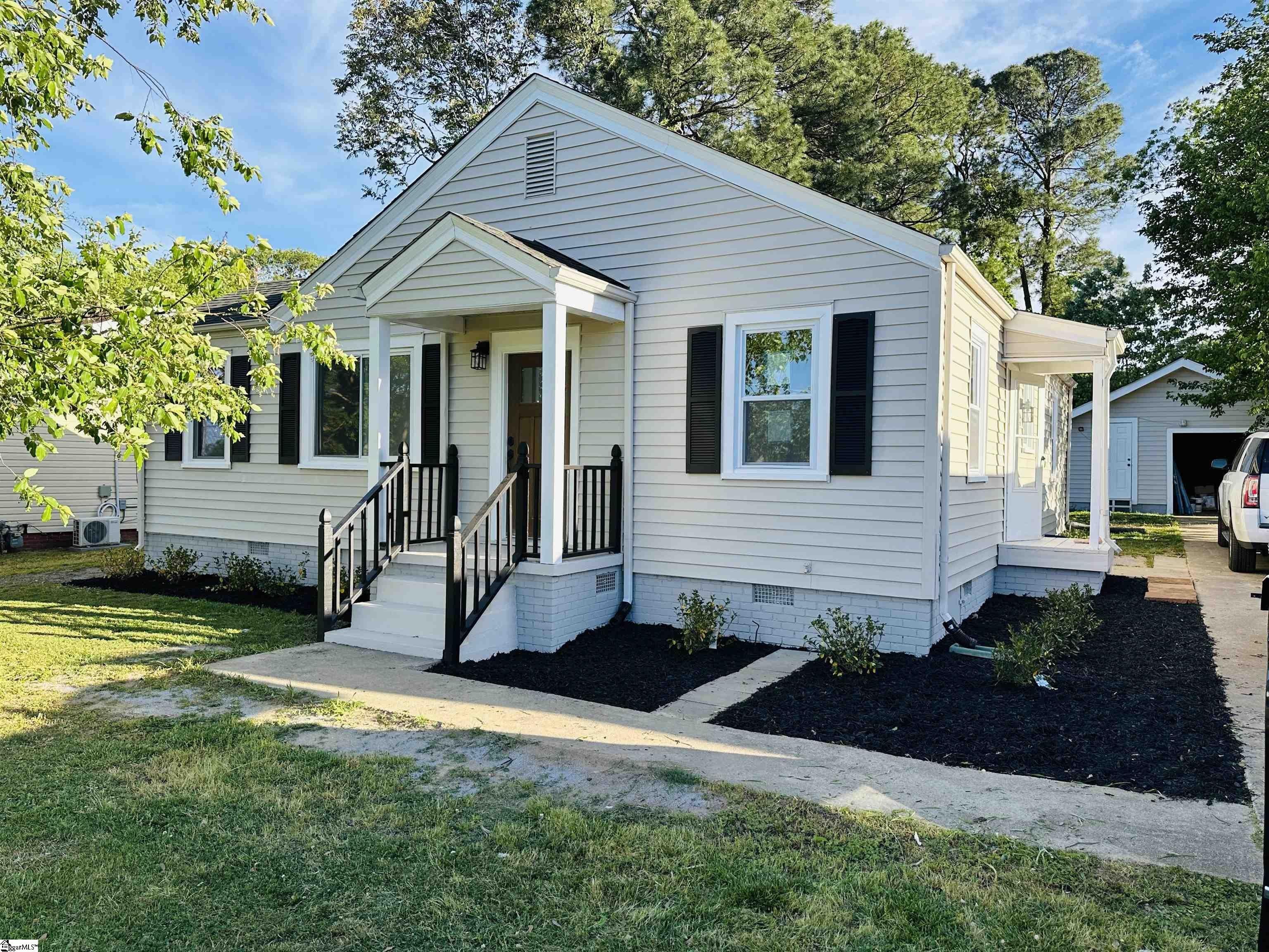 Single Family 3BR 2BA - 414 E Fairview Avenue, Greer, SC