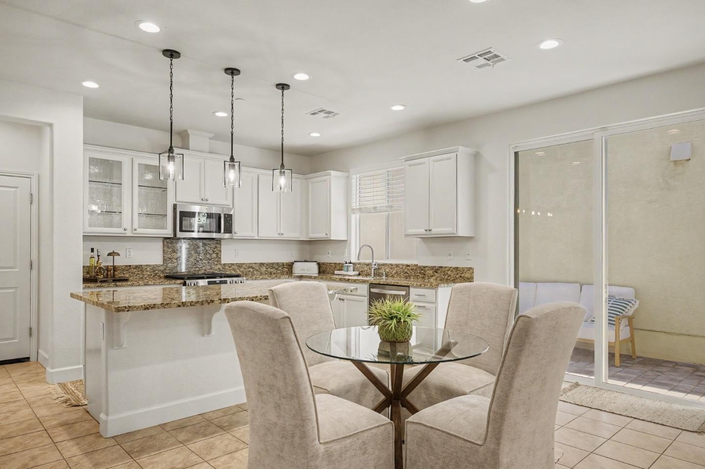 Single Family 3BR 3BA - 16723 Pickett LN, EAST GARRISON, CA