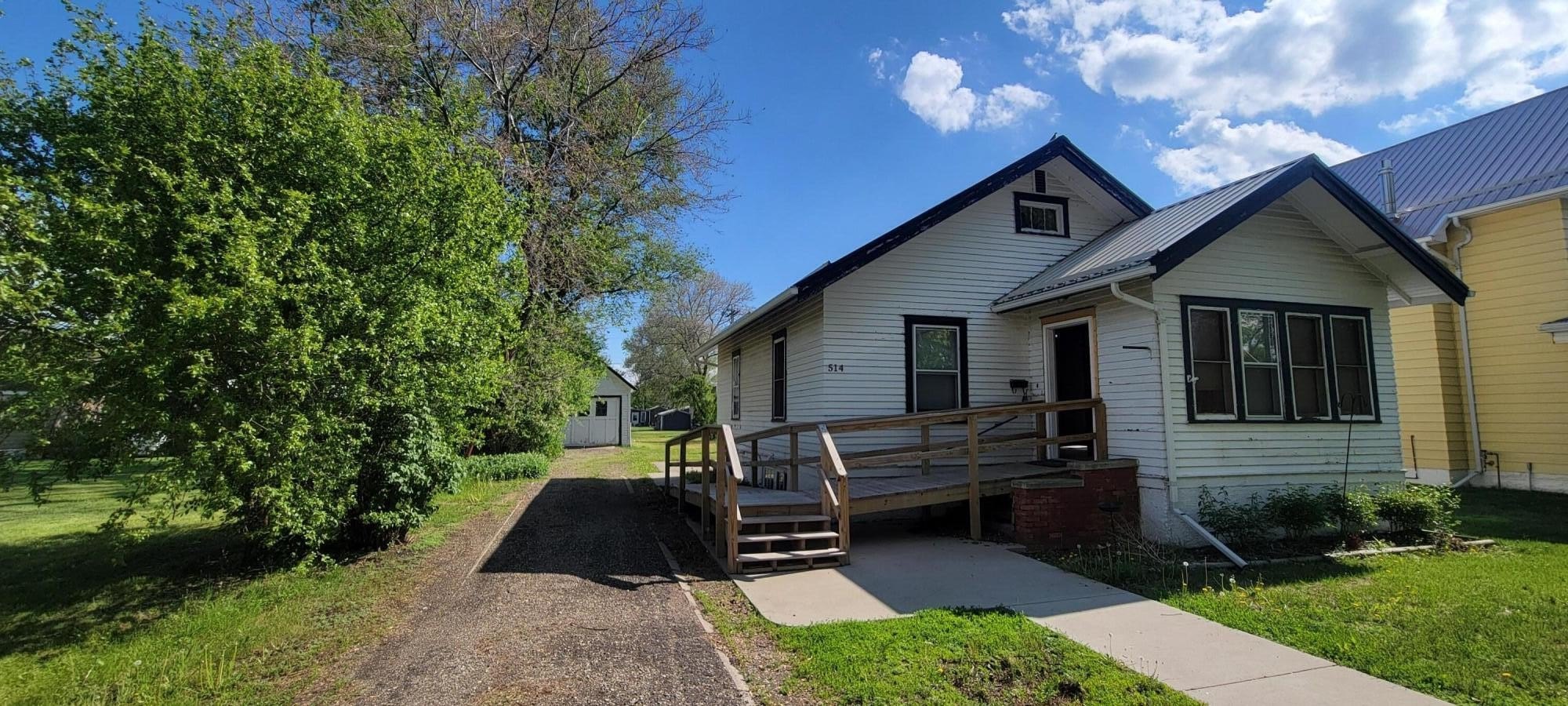 Single Family 2BR 2BA - 514 E 7th Avenue, Redfield, SD