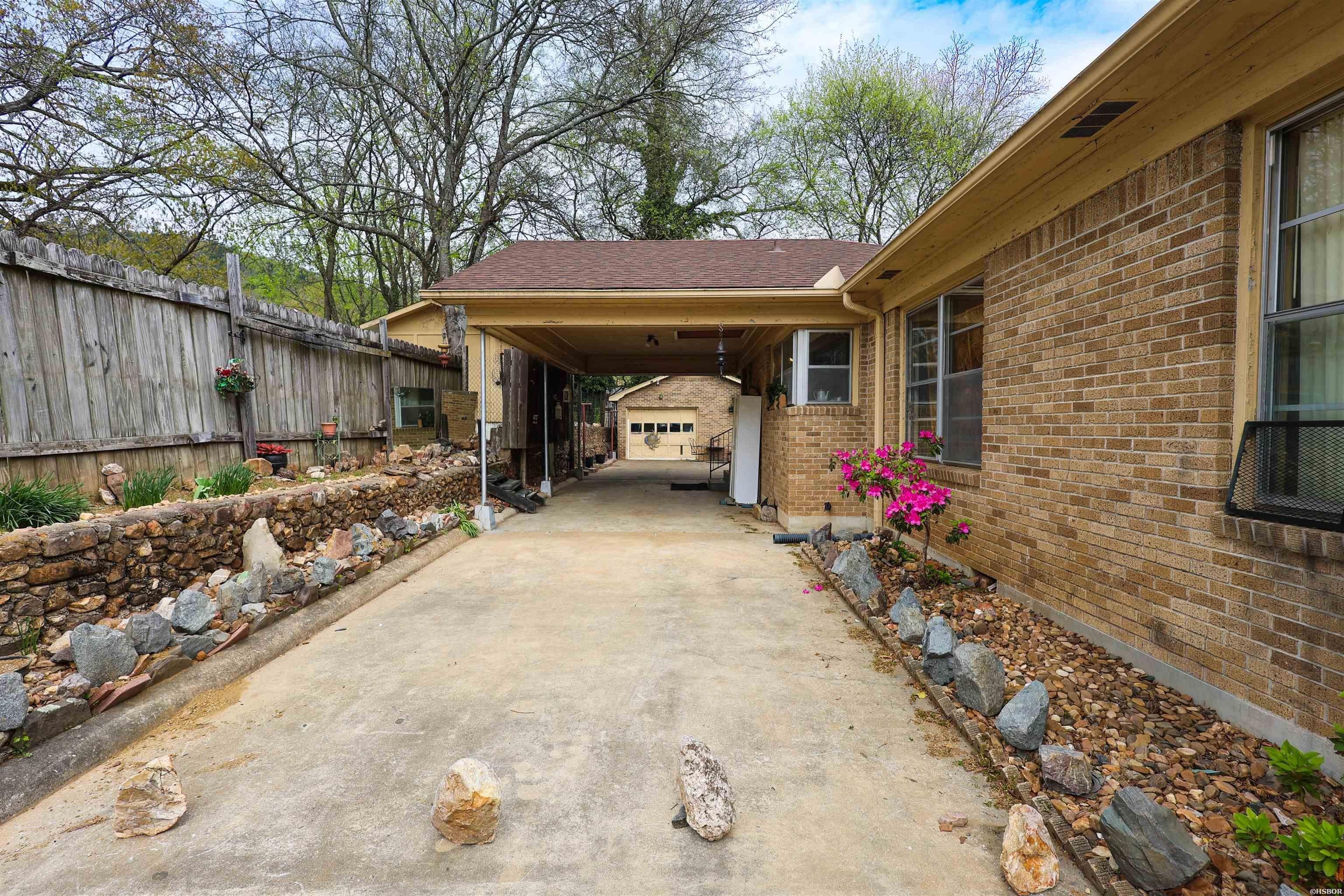 Single Family 3BR 2BA - 1008 W GRAND Avenue, Hot Springs, AR