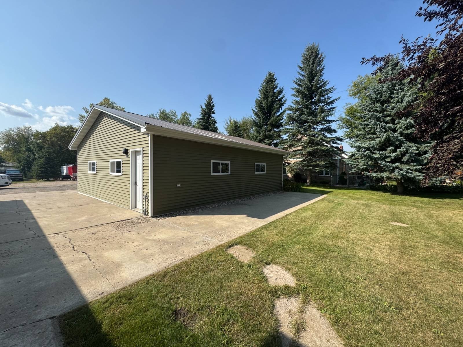 Single Family 6BR 2BA - 405 Main St E, Leeds, ND