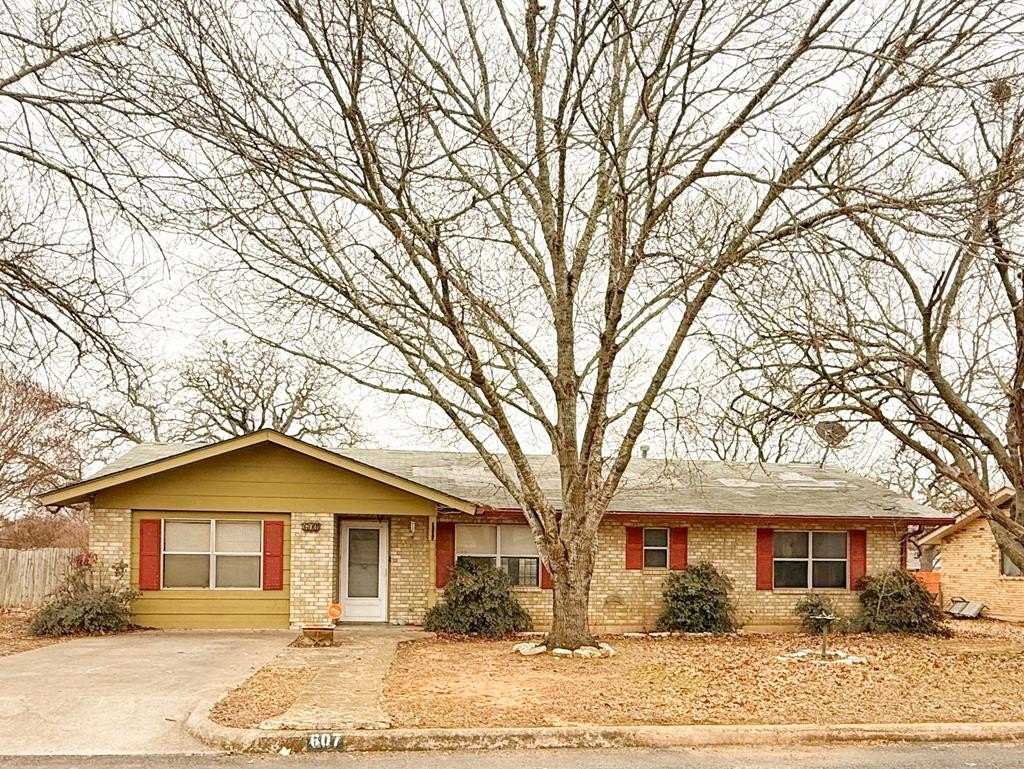Single Family 4BR 1BA - 607 N Bowie, Fredericksburg, TX