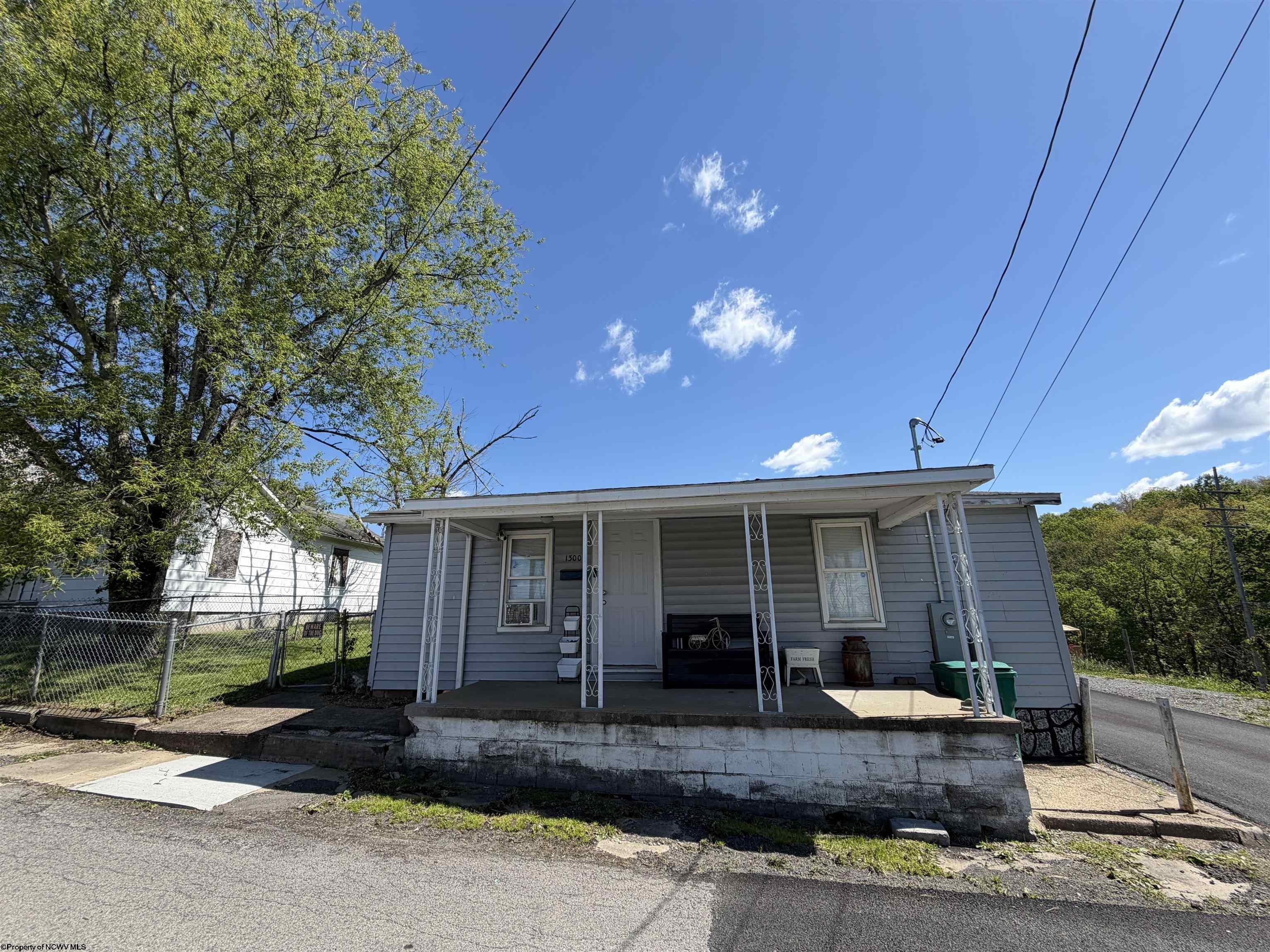 Single Family 3BR 1BA - 1300 Goff Avenue, Clarksburg, WV