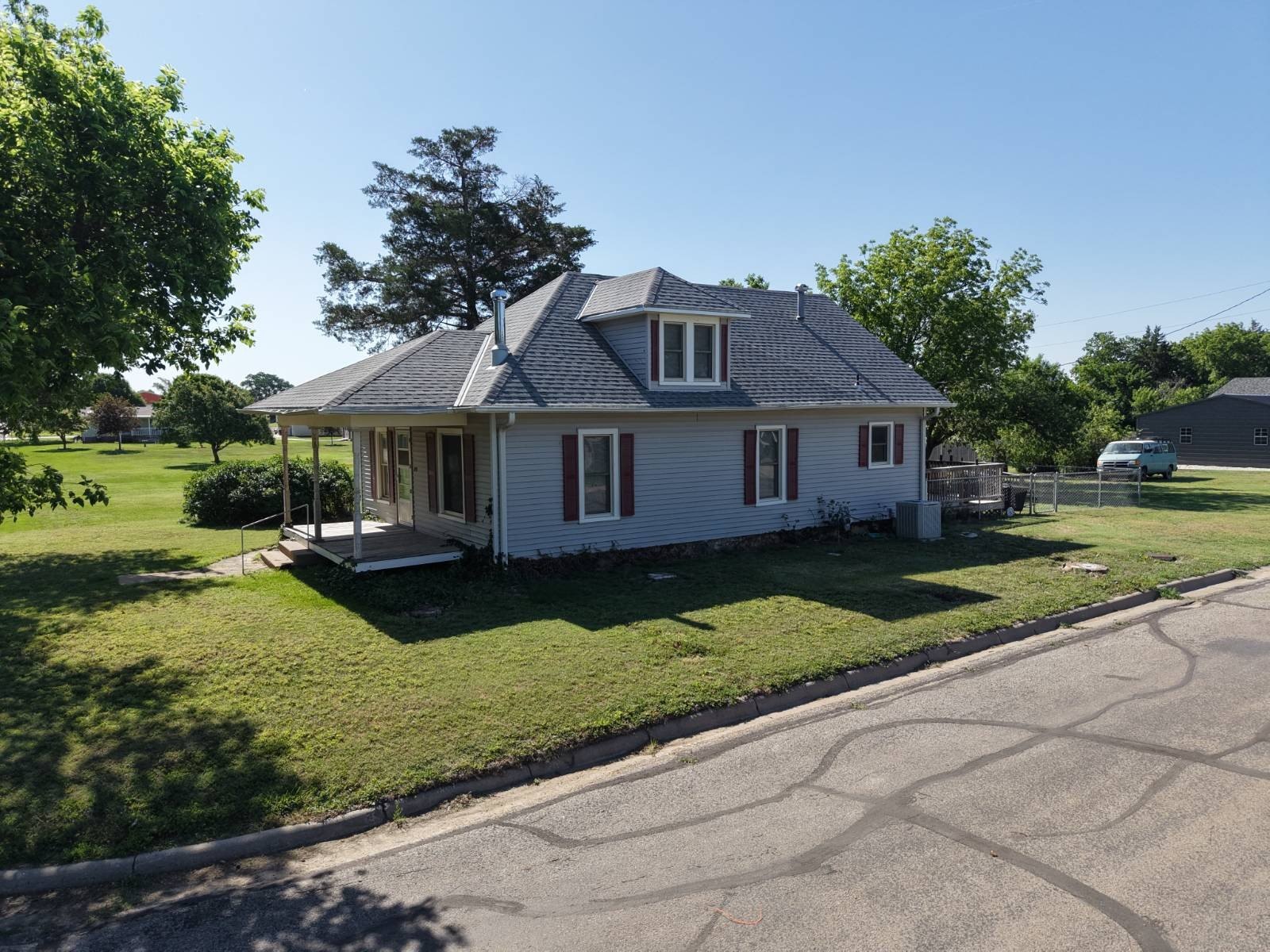 Single Family 3BR 1BA - 715 30th St, Wilson, KS