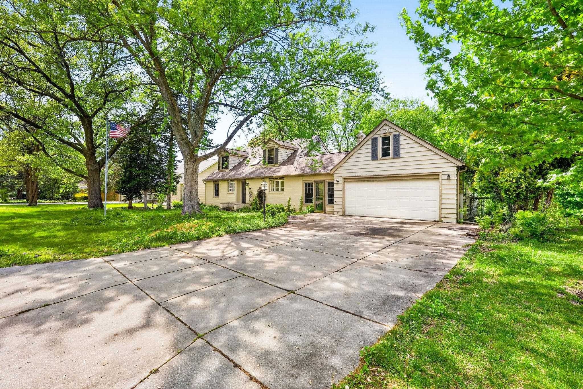 Single Family 4BR 2BA - 2410 River View Drive, Janesville, WI