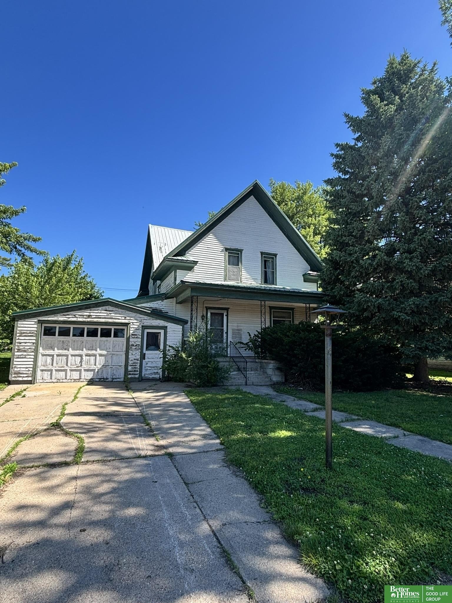 Single Family 4BR 3BA - 105 E 5 Street, Stromsburg, NE
