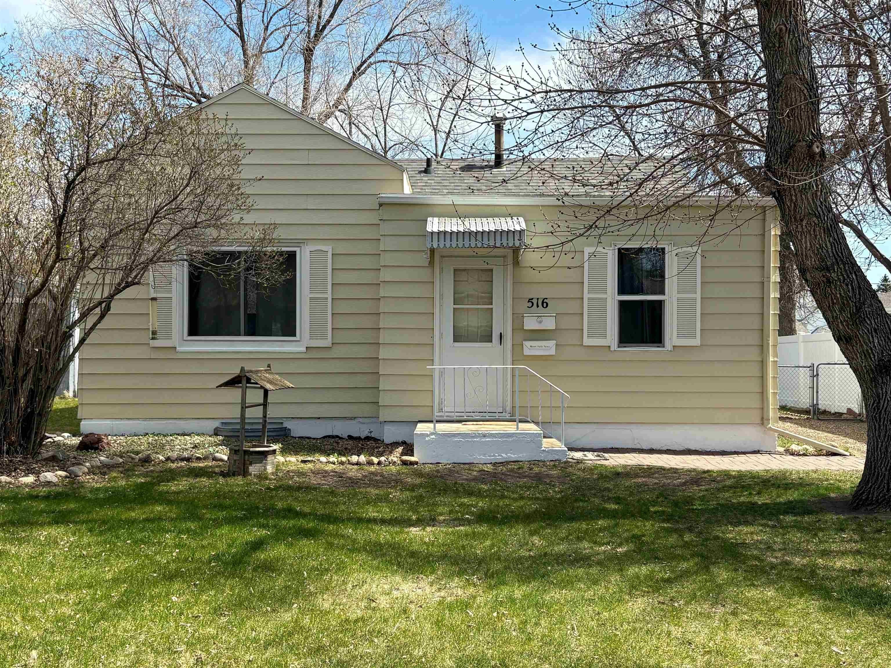 Single Family 2BR 2BA - 516 22nd St NW, Minot, ND