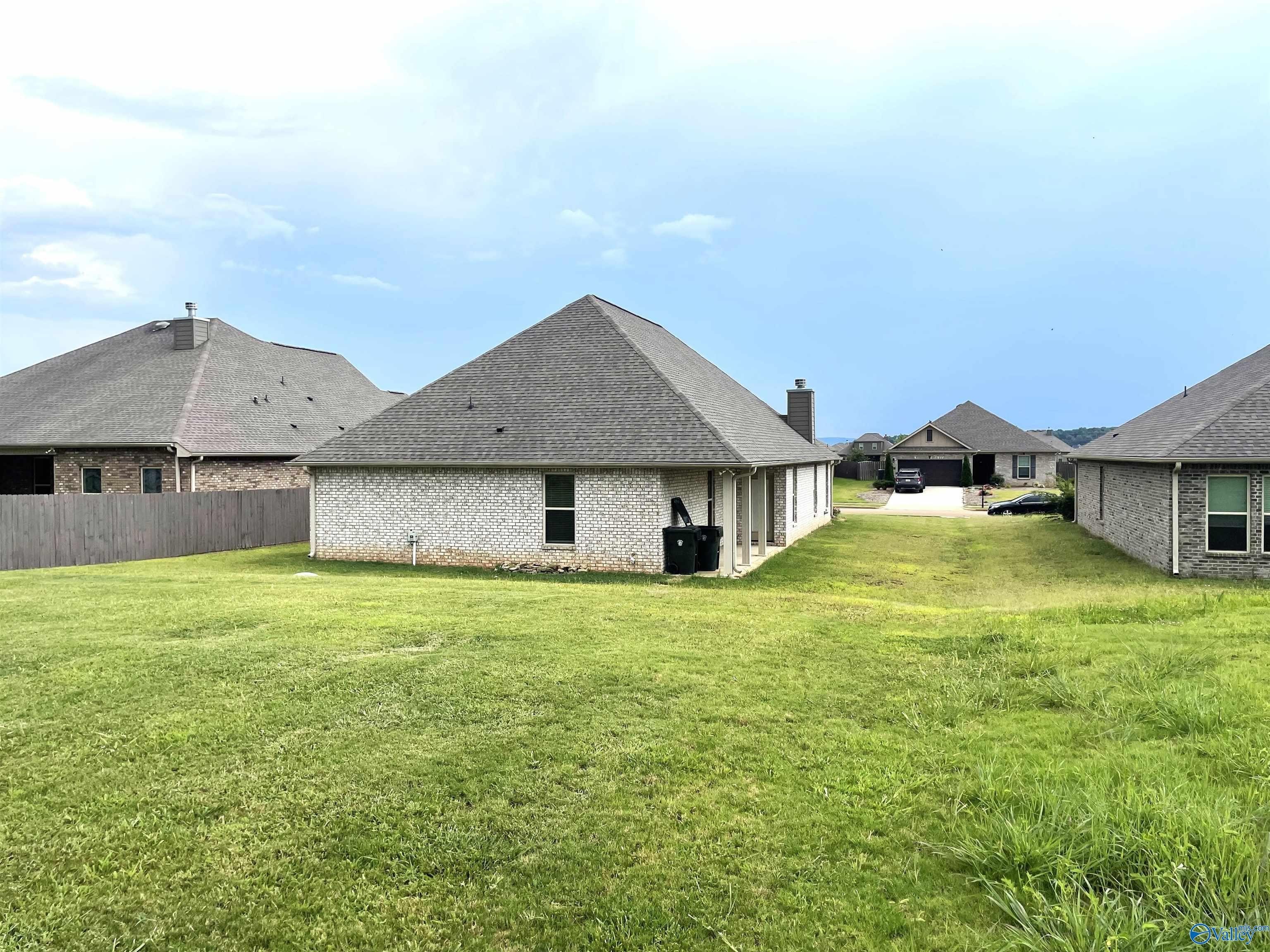 Single Family 4BR 3BA - 146 Elledge Farm Drive, Hazel Green, AL