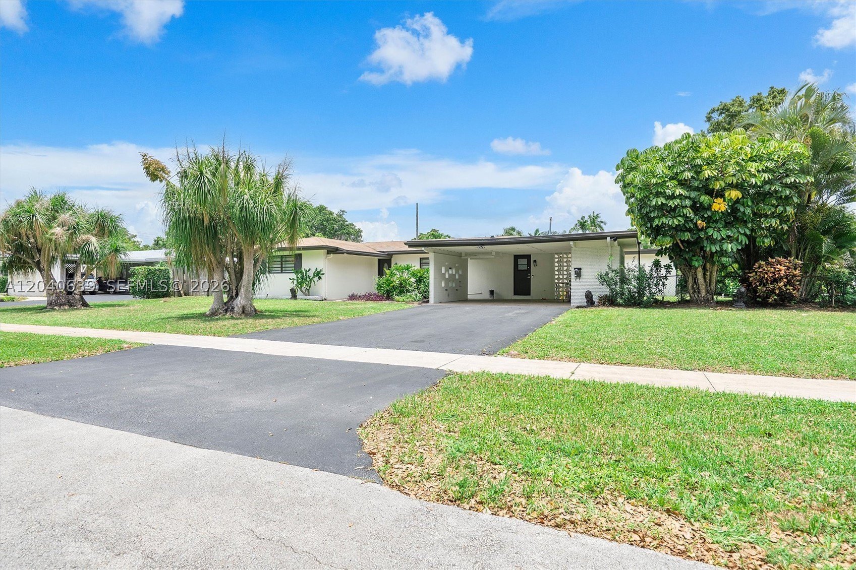 Single Family 4BR 3BA - 885 Azalea Ct, Plantation, FL