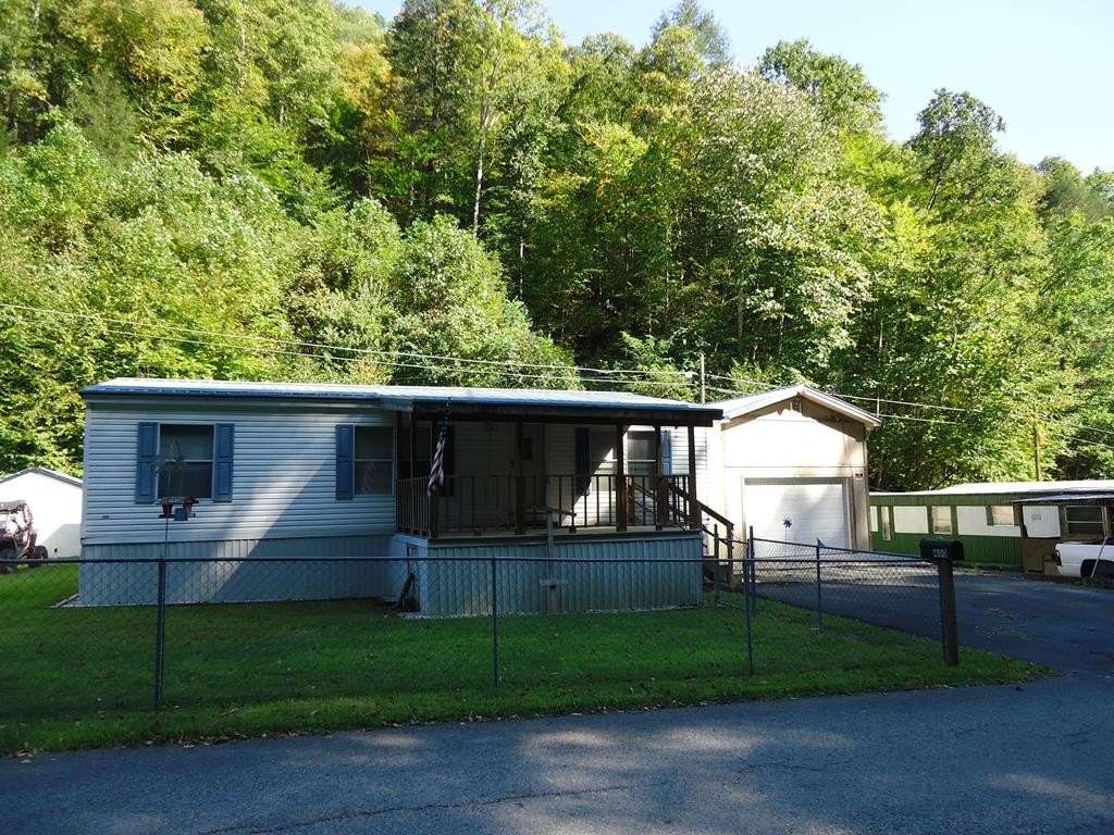 Single Family 3BR 2BA - 400 Edmore Village Road, WELCH, WV