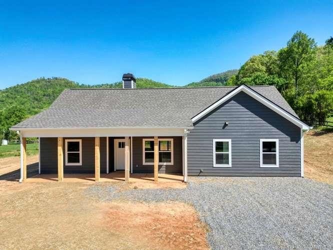 Single Family 3BR 2BA - 774 Bugscuffle Road, Hiawassee, GA