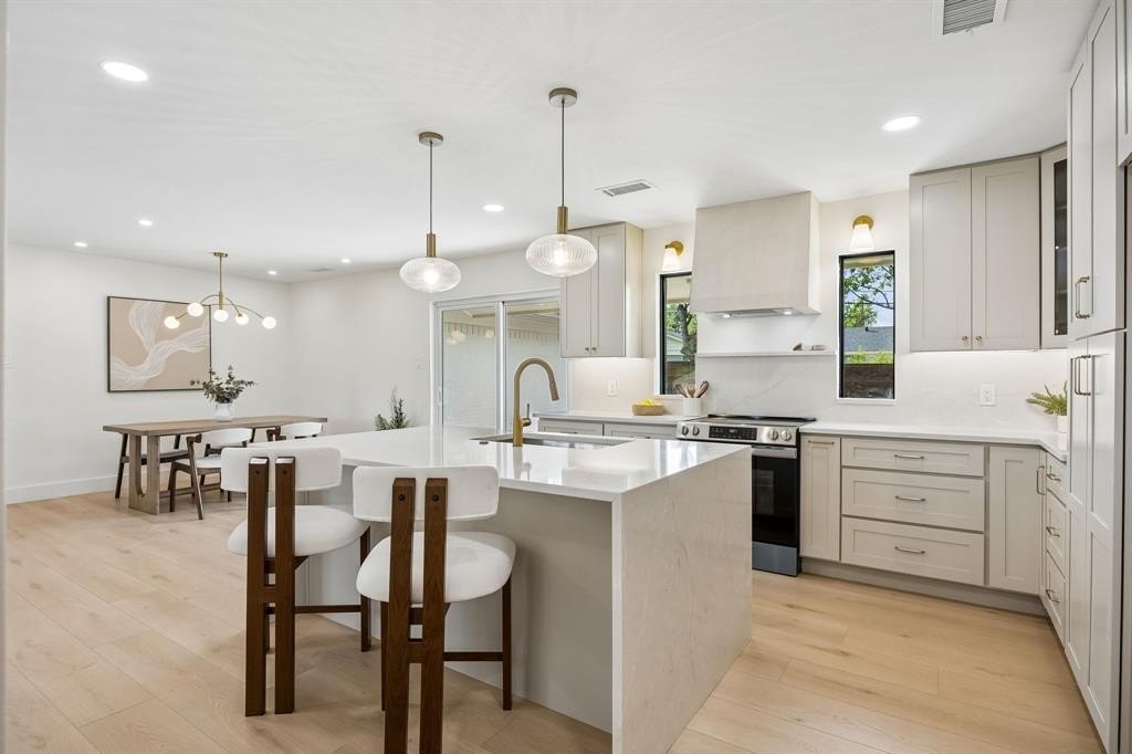 Single Family 3BR 2BA - 3538 Cloverdale Lane, Farmers Branch, TX