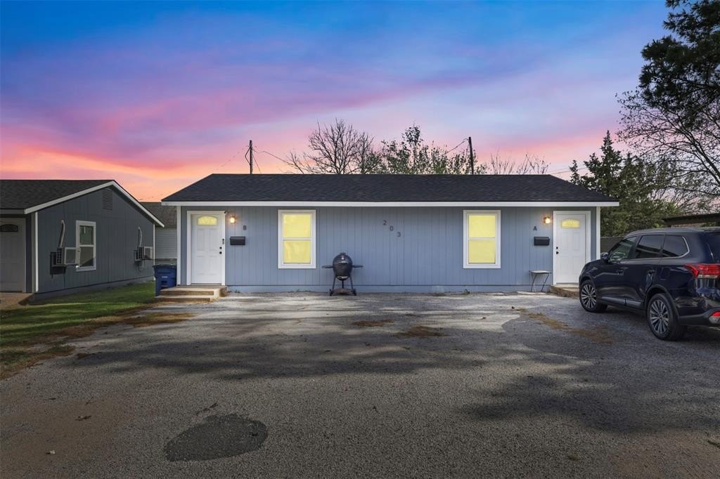 Duplex 2BR 2BA - 205 E Bremond Street, Ennis, TX