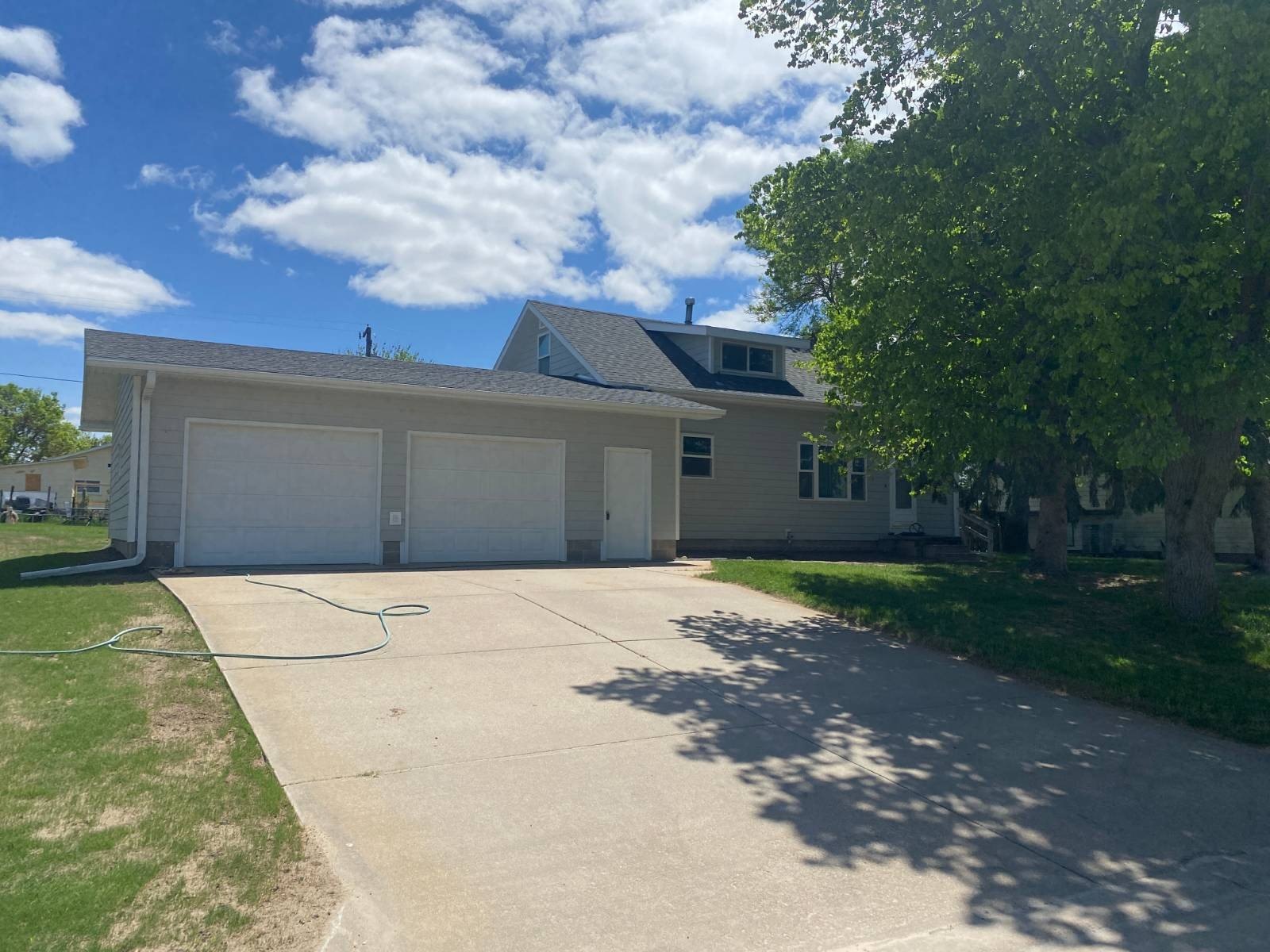 Single Family 3BR 3BA - 1140 N 15th Ave, Broken Bow, NE