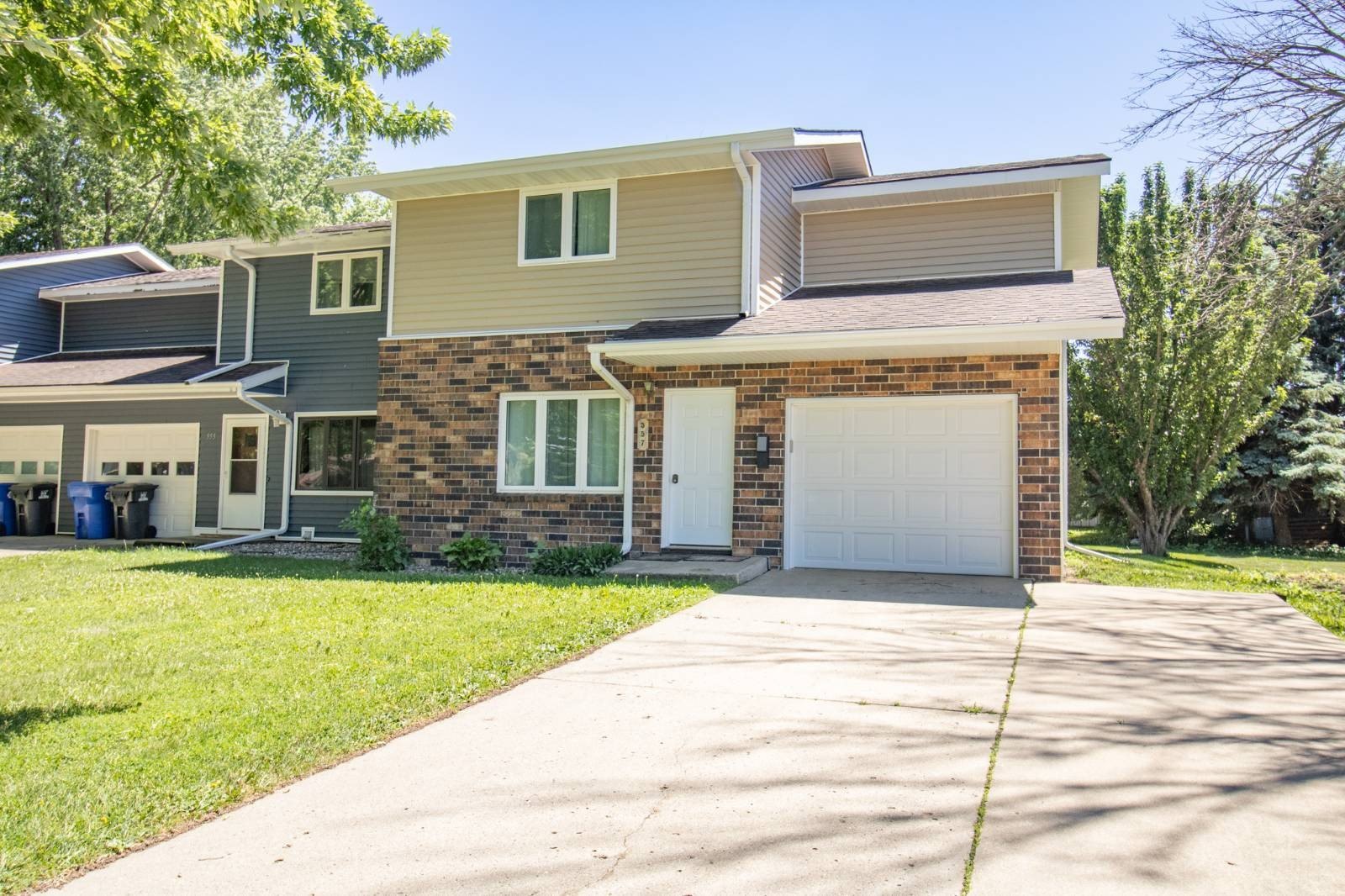 Single Family 3BR 1BA - 557 5th St NW, Sioux Center, IA