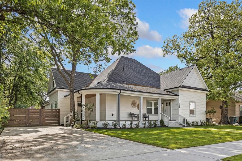 Single Family 4BR 3BA - 700 S Crockett Street, Sherman, TX