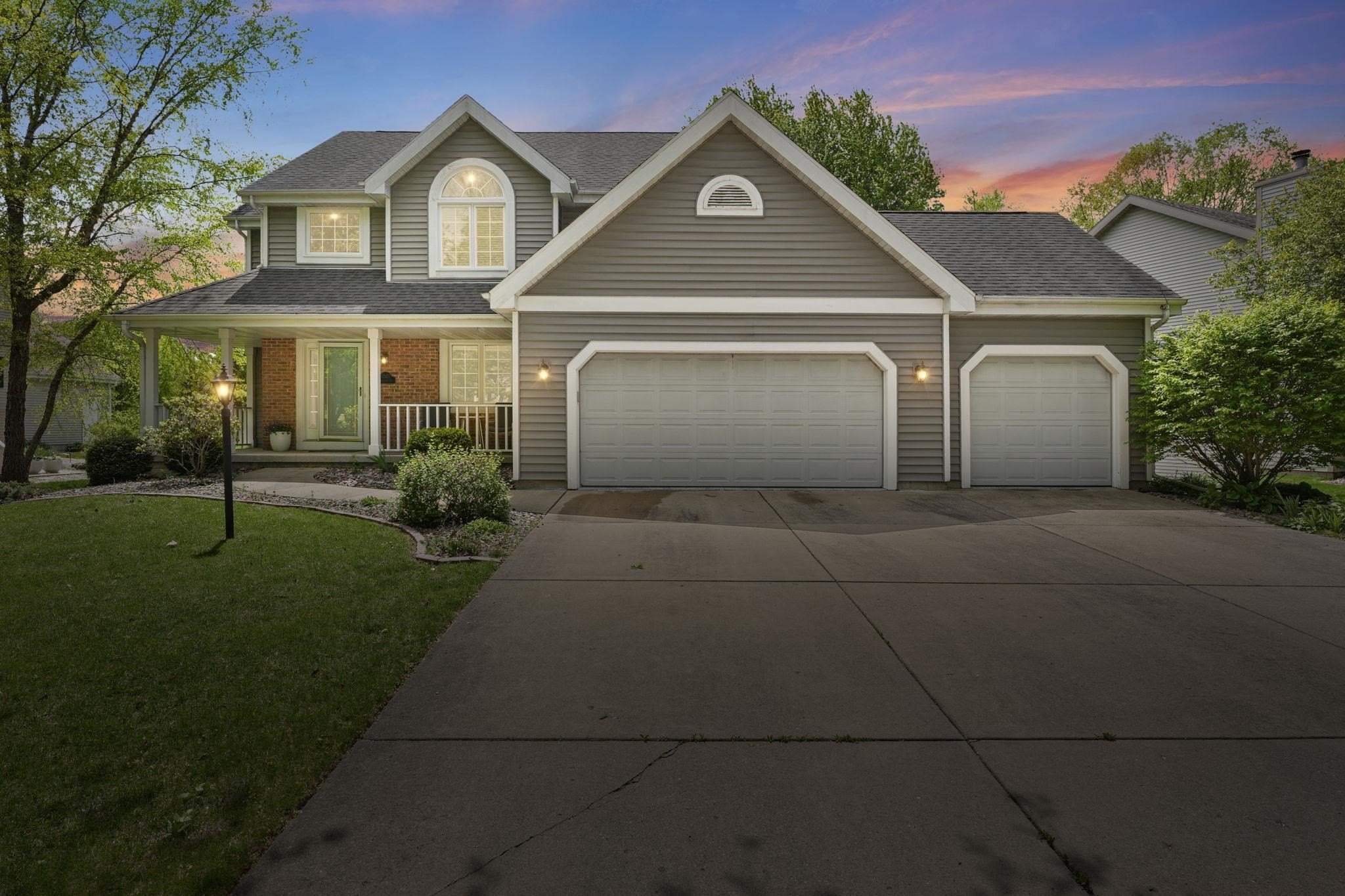 Single Family 4BR 4BA - 5507 Grassland Trail, Middleton, WI