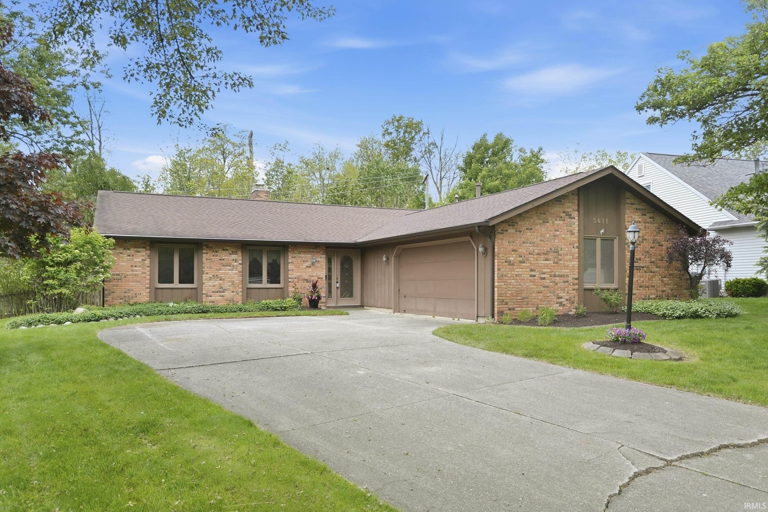 Single Family 3BR 3BA - 5611 Larchwood Run, Fort Wayne, IN