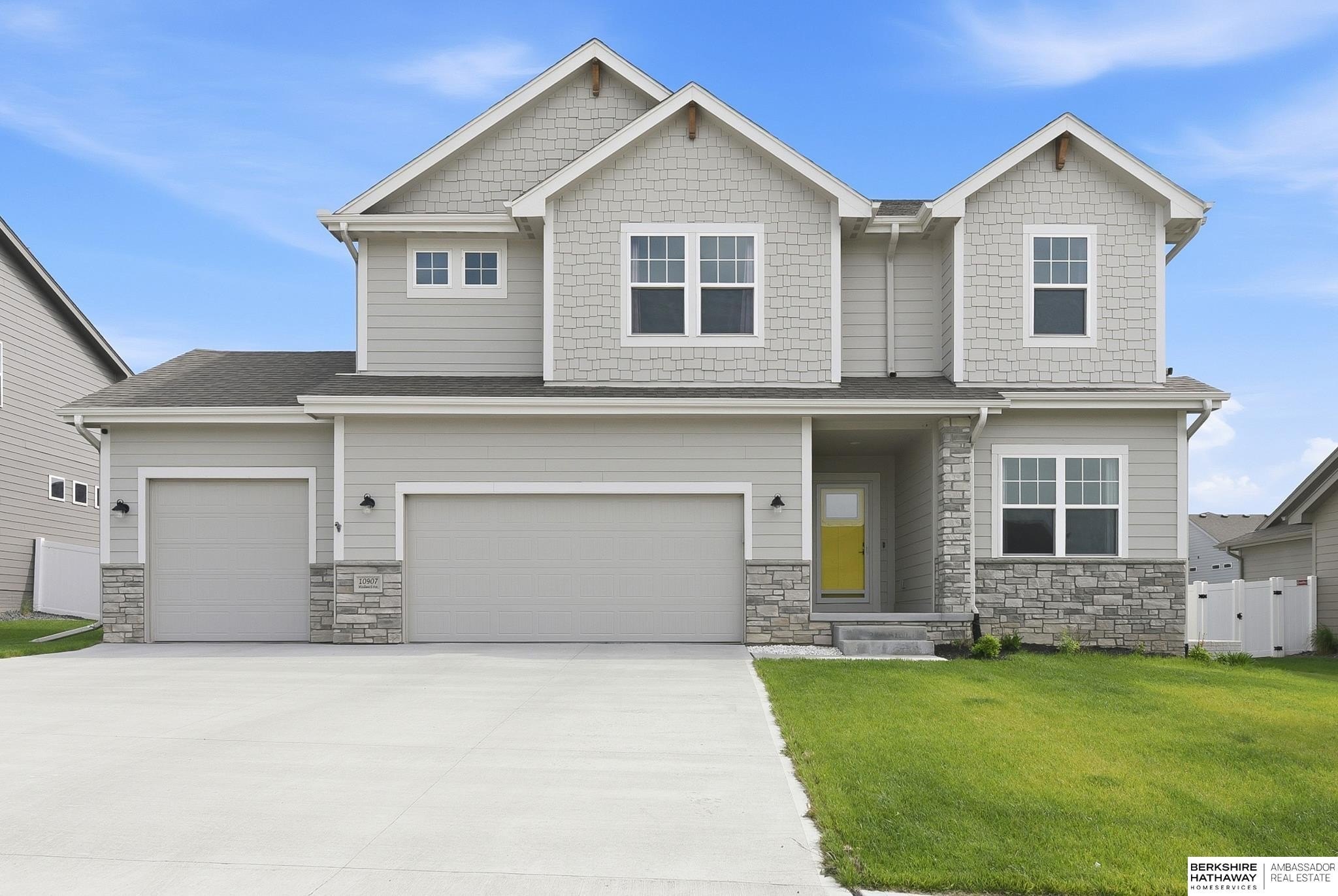Single Family 4BR 4BA - 10907 Windward Avenue, Papillion, NE