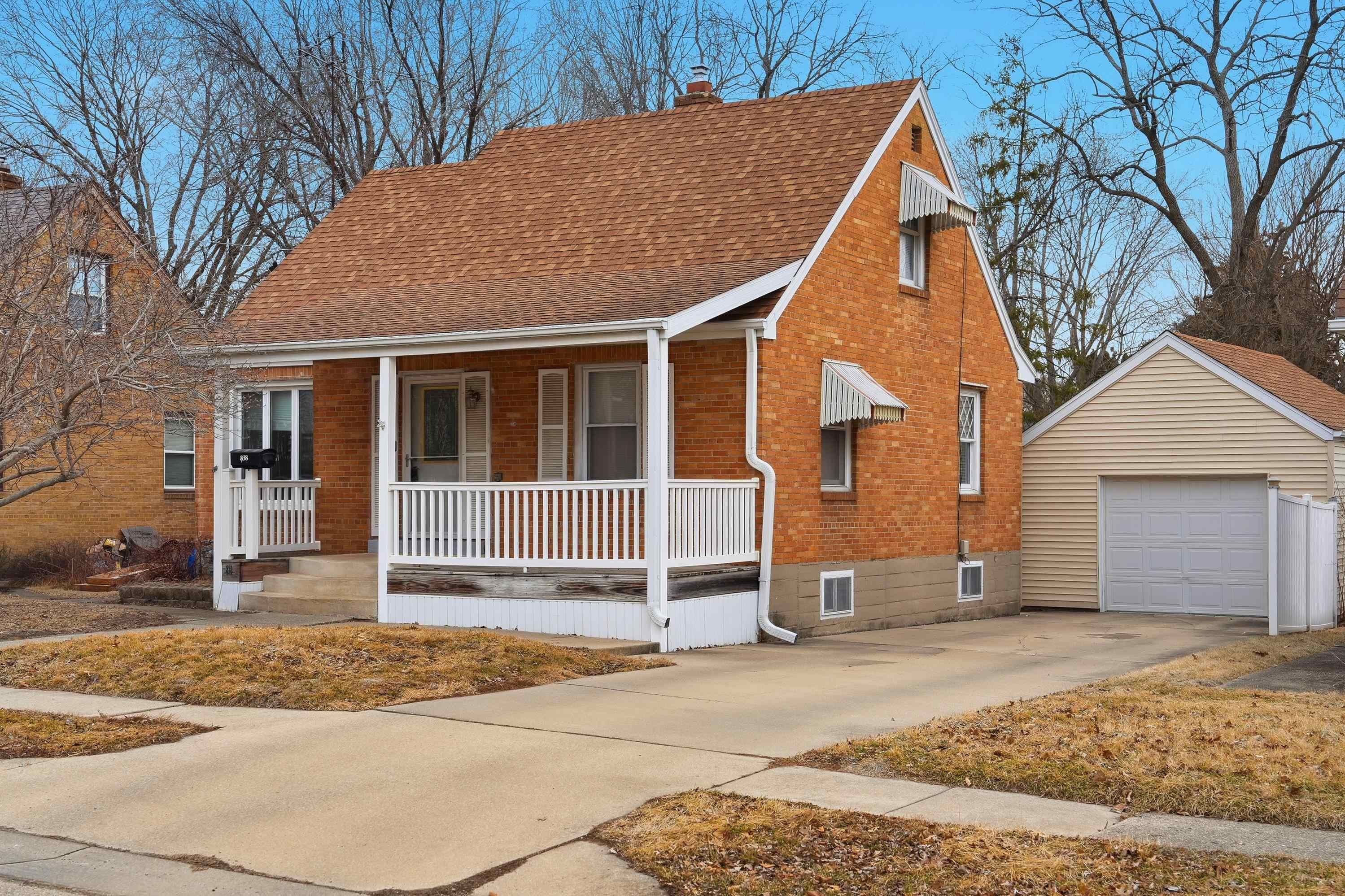 838 N Dement  