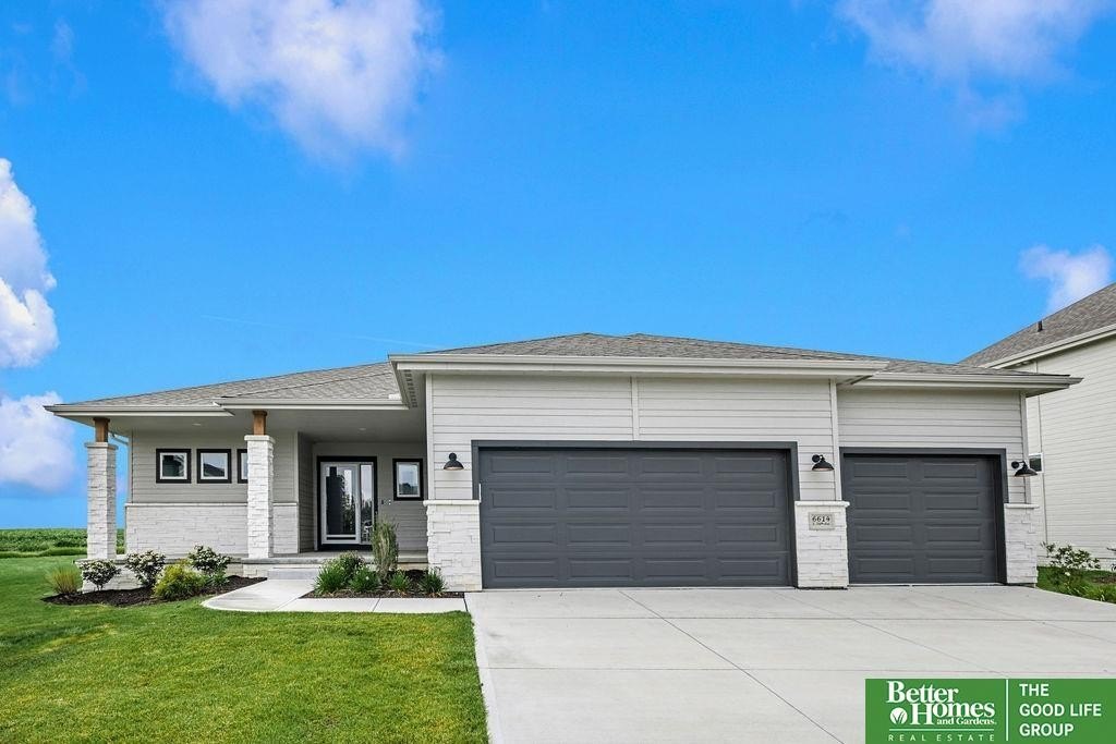 Single Family 4BR 3BA - 6614 S 200 Avenue, Omaha, NE