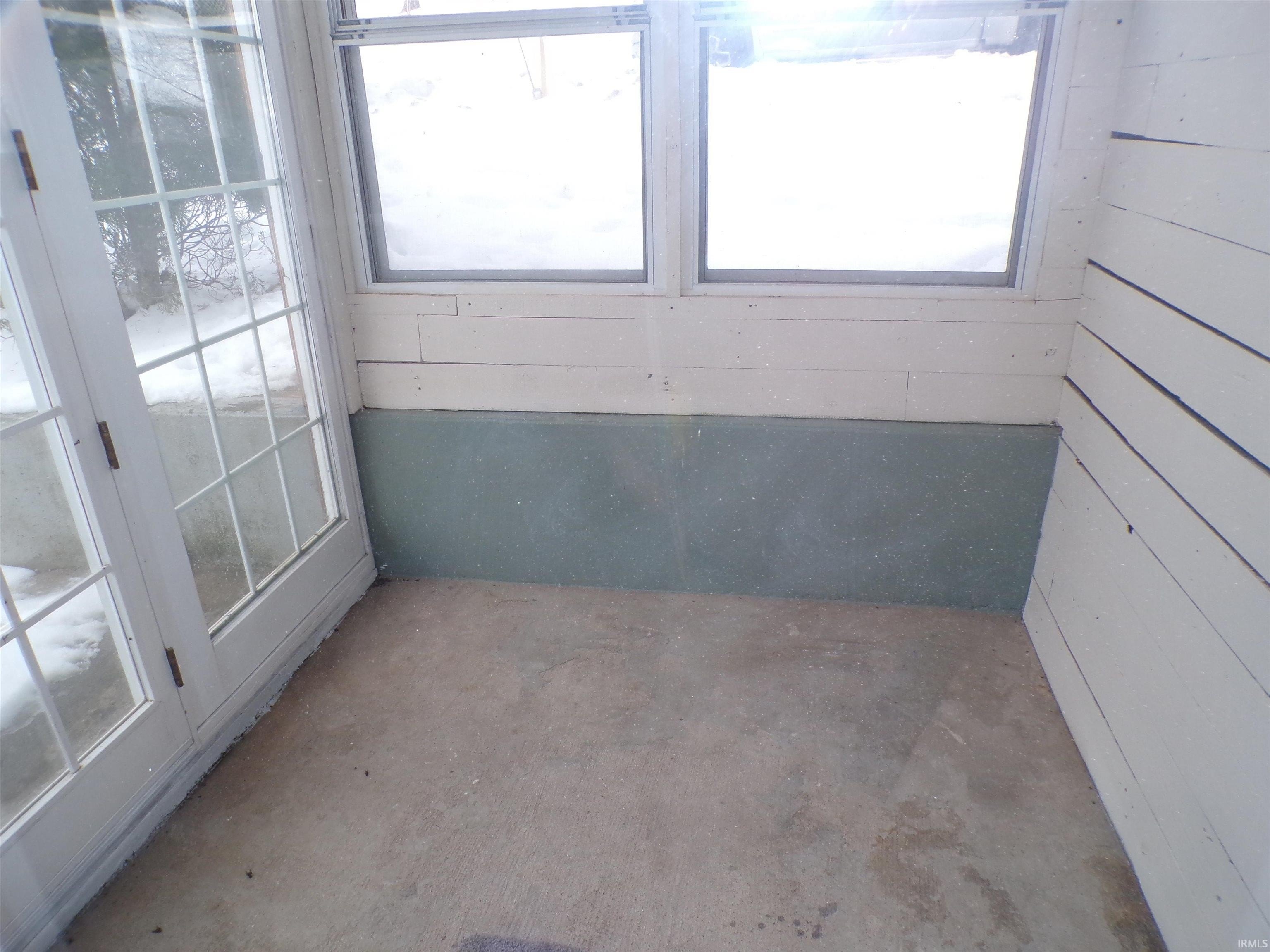 327 W THORNTON St  