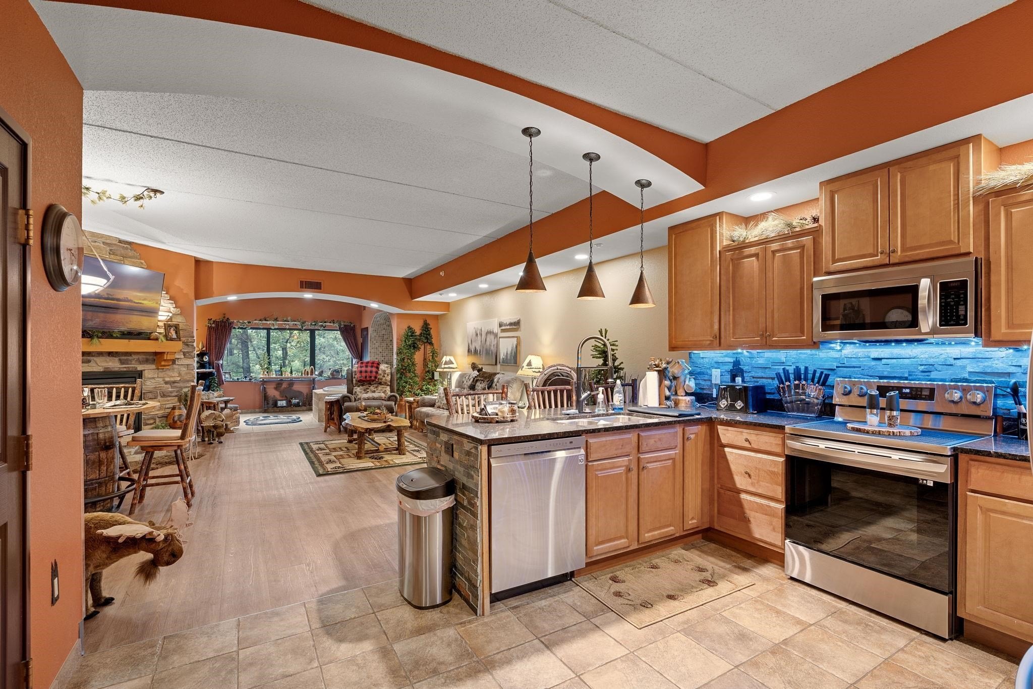 Condo 2BR 2BA - 2411 RIVER Road, Wisconsin Dells, WI