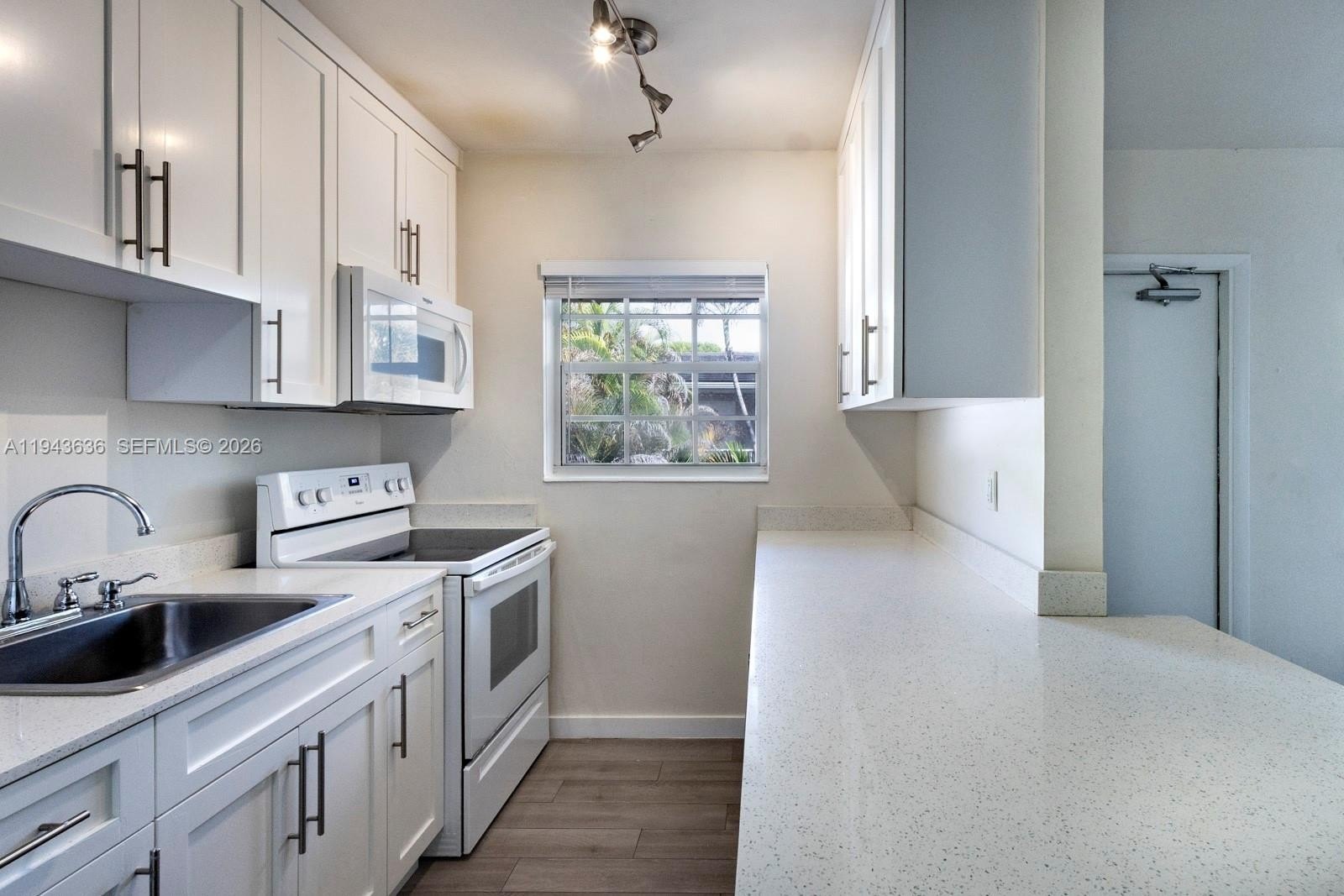 Condo 1BR 1BA - 6511 Santona St, Coral Gables, FL