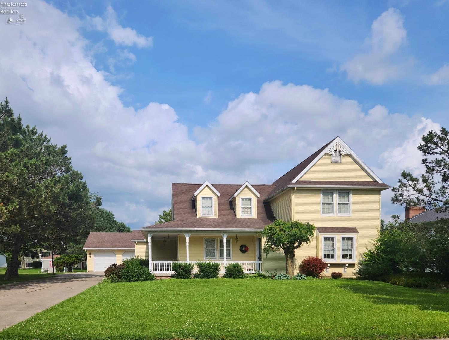 Single Family 4BR 3BA - 210 S Gordon Drive, Oak Harbor, OH