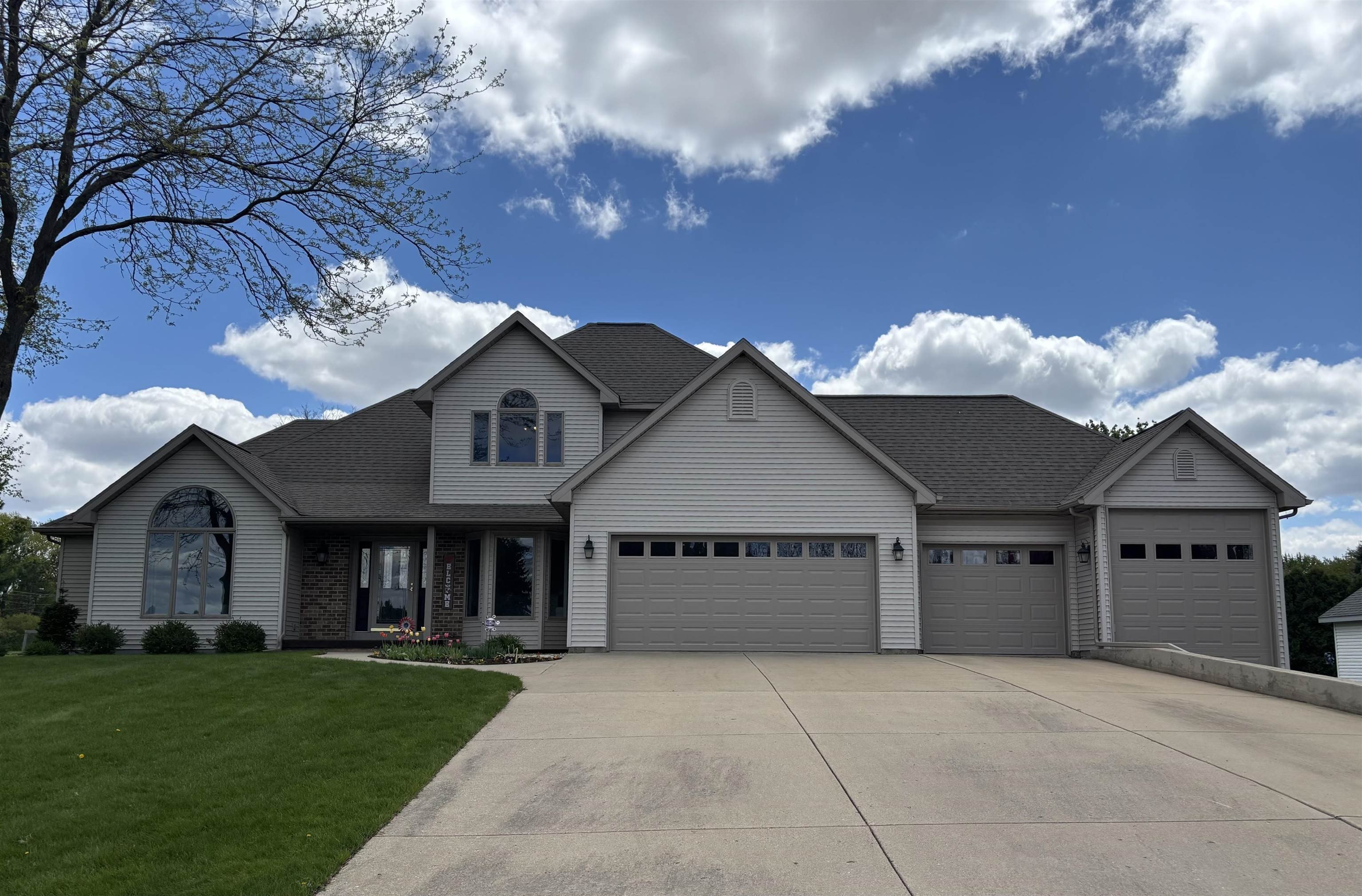 Single Family 5BR 4BA - 2717 Olin Way, Sun Prairie, WI