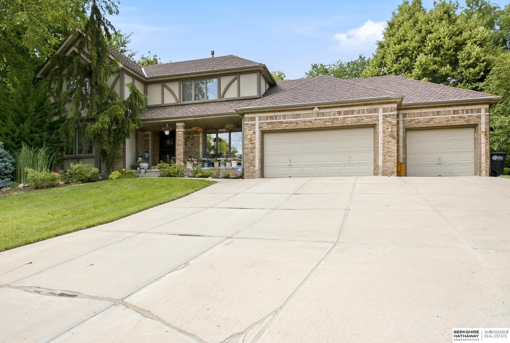 Single Family 5BR 4BA - 1017 N 129th Circle, Omaha, NE