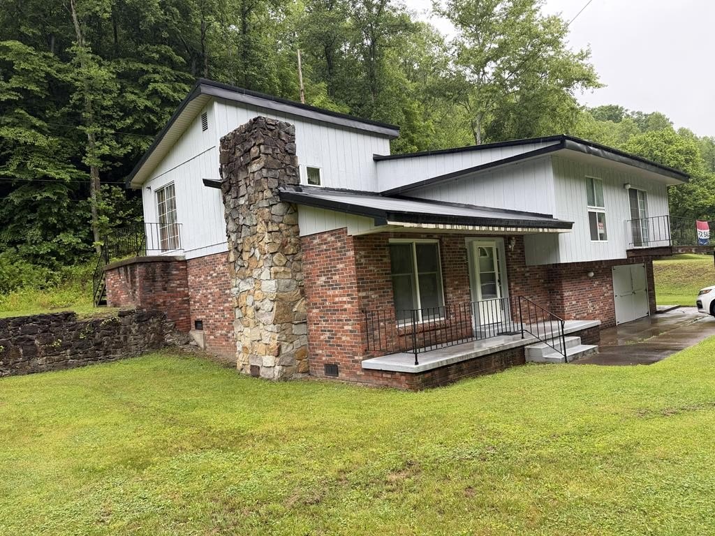 Single Family 2BR 3BA - 1639 Pinsonfork RD, McAndrews, KY