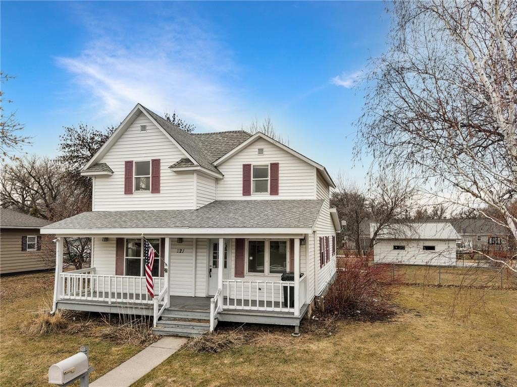 Single Family 4BR 2BA - 221 W Park Avenue, Warren, MN