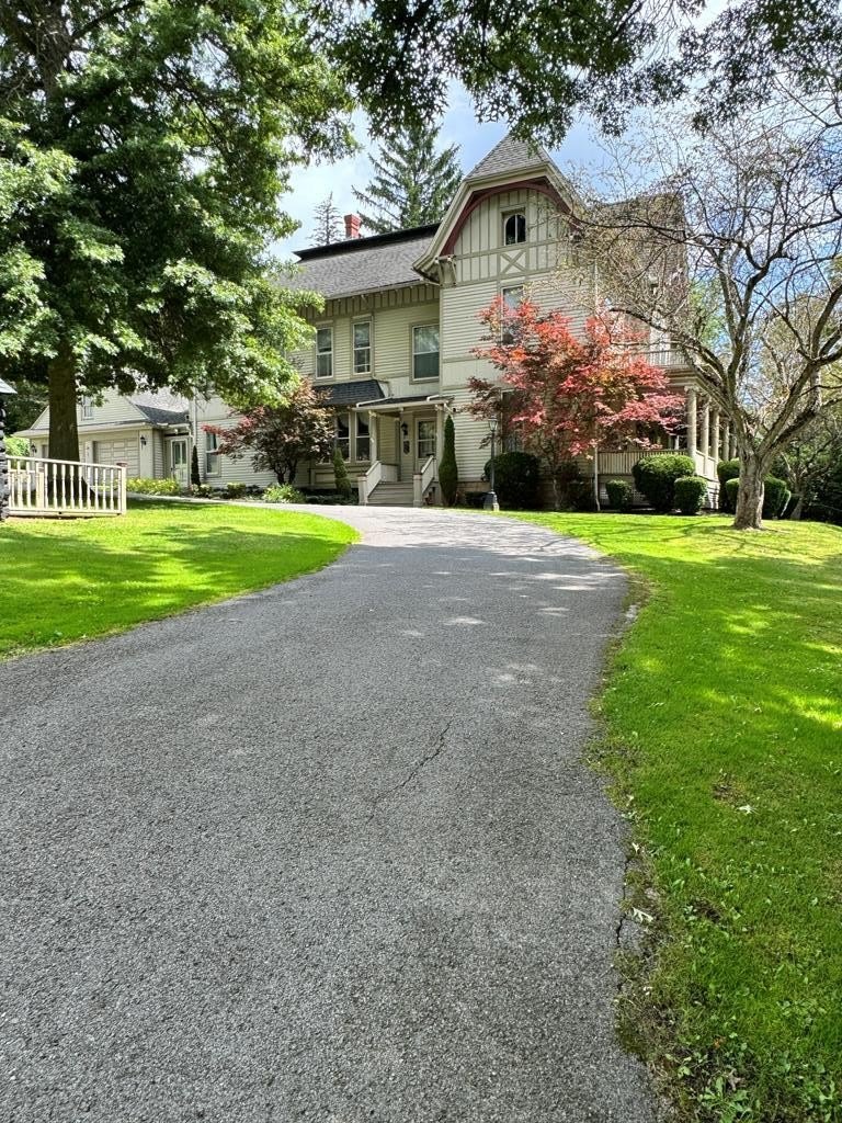 916 W Main St  