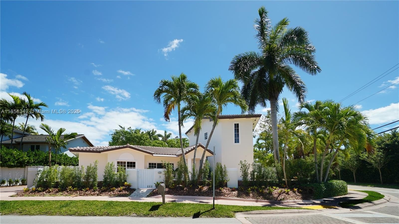 Single Family 4BR 4BA - 691 Ridgewood Rd, Key Biscayne, FL