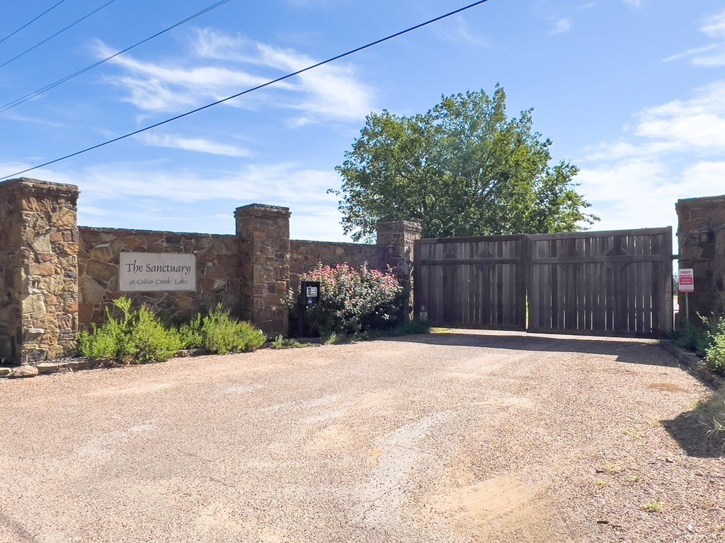Single Family - 1801 Fox Hollow Ln, Kemp, TX