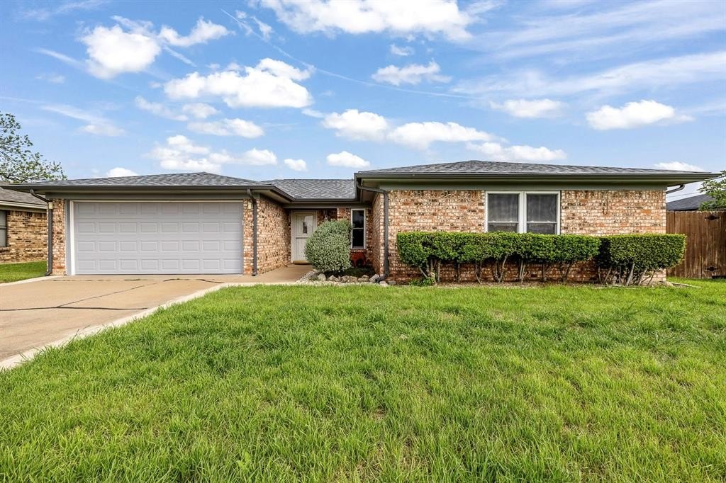 Single Family 3BR 2BA - 304 Tahiti Drive, Granbury, TX