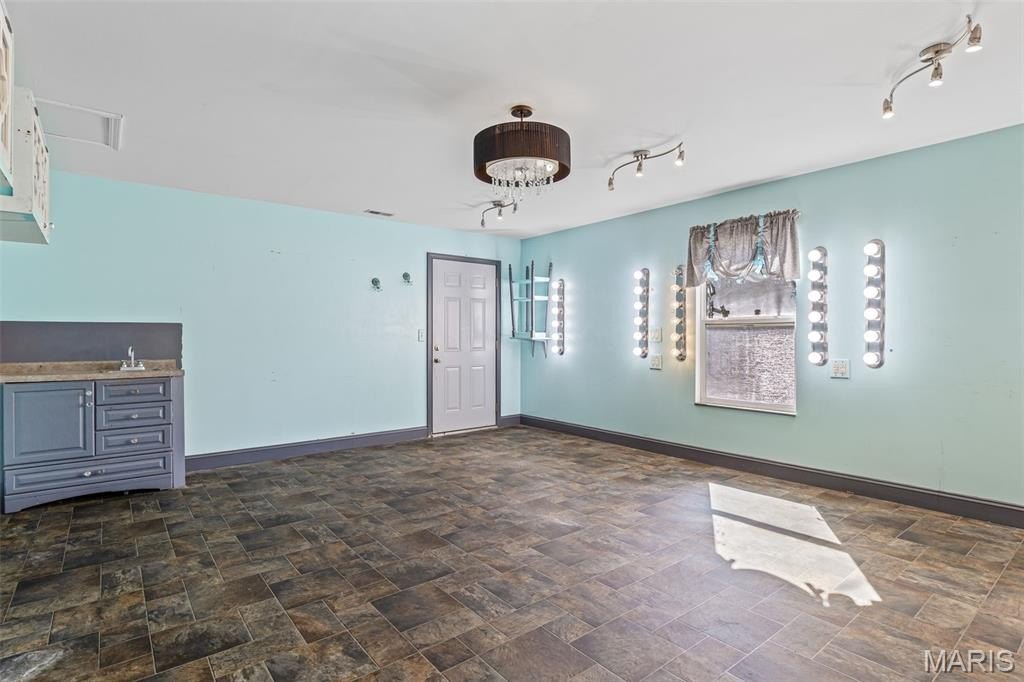 Single Family 6BR 2BA - 47 N Allen Street, Bonne Terre, MO