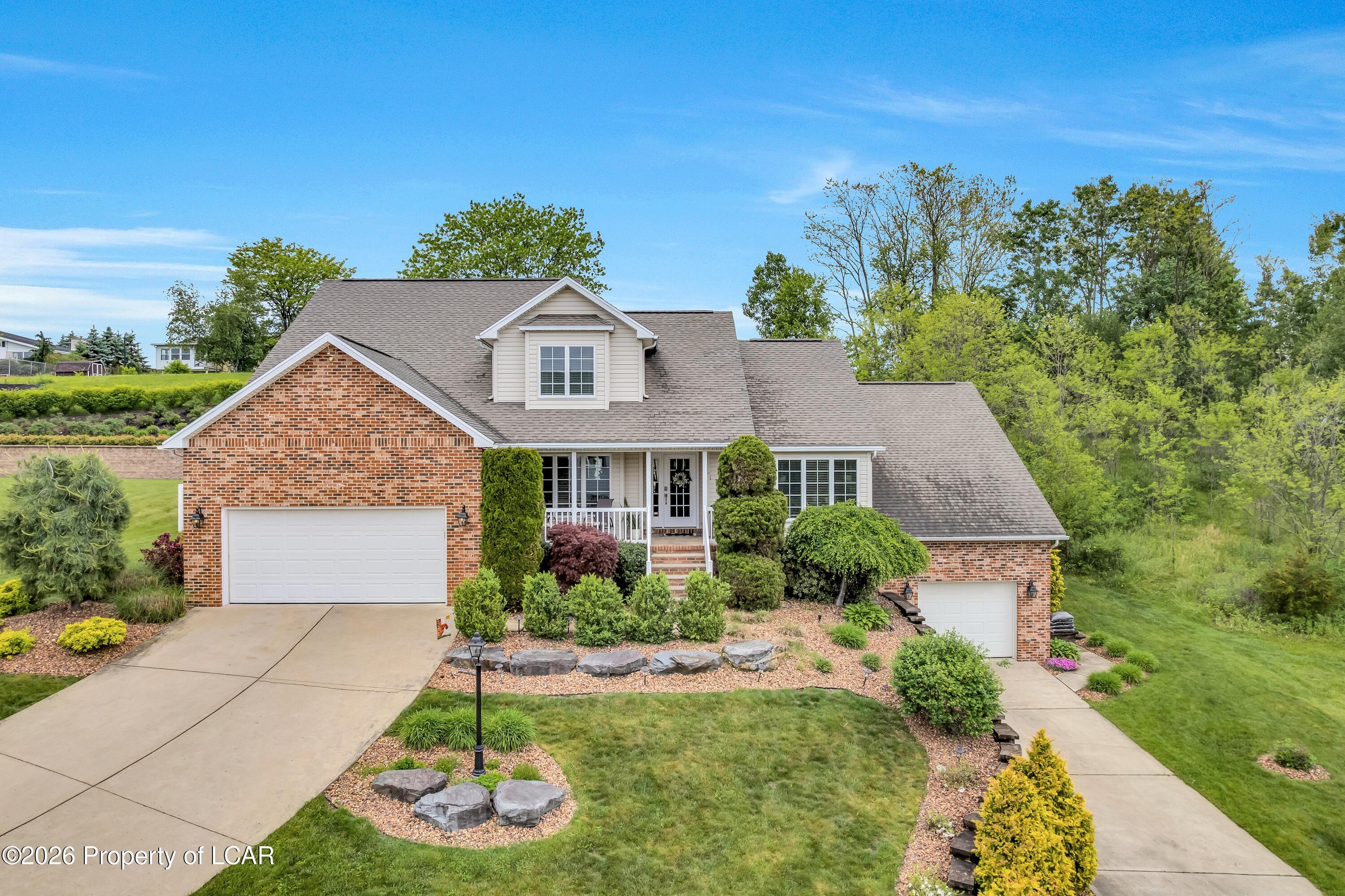 Single Family 4BR 4BA - 300 Constitution Avenue, Hanover Township, PA