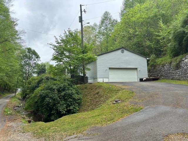 Single Family 3BR 2BA - 993 Lick Branch, Carrie, KY