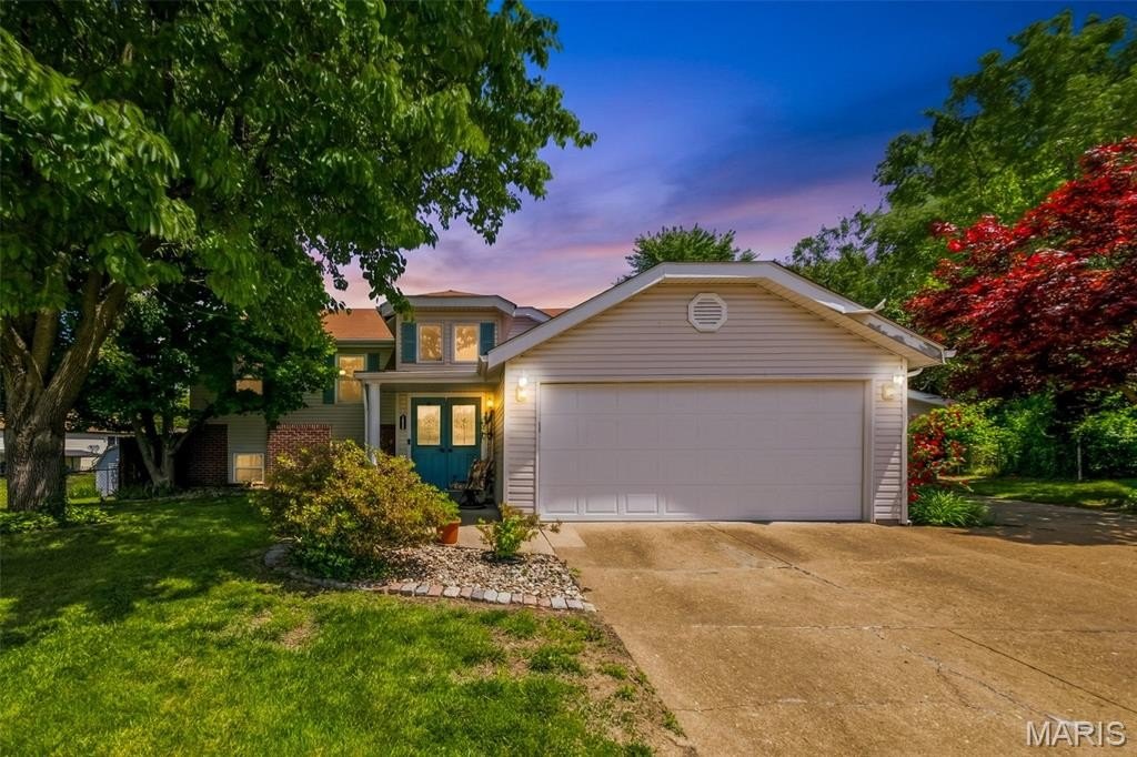 Single Family 4BR 3BA - 2425 Farnham Court, Florissant, MO