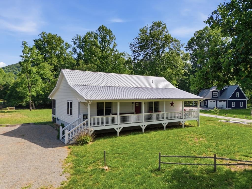Single Family 2BR 2BA - 87 Laughing Waters Lane, Hayesville, NC