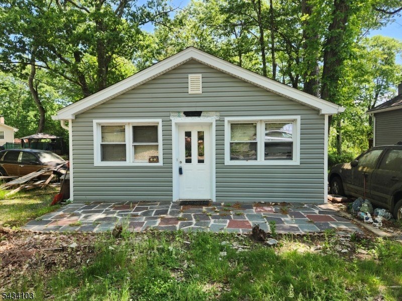 Single Family 2BR 1BA - 13 E Madison Trl, Hopatcong Boro, NJ
