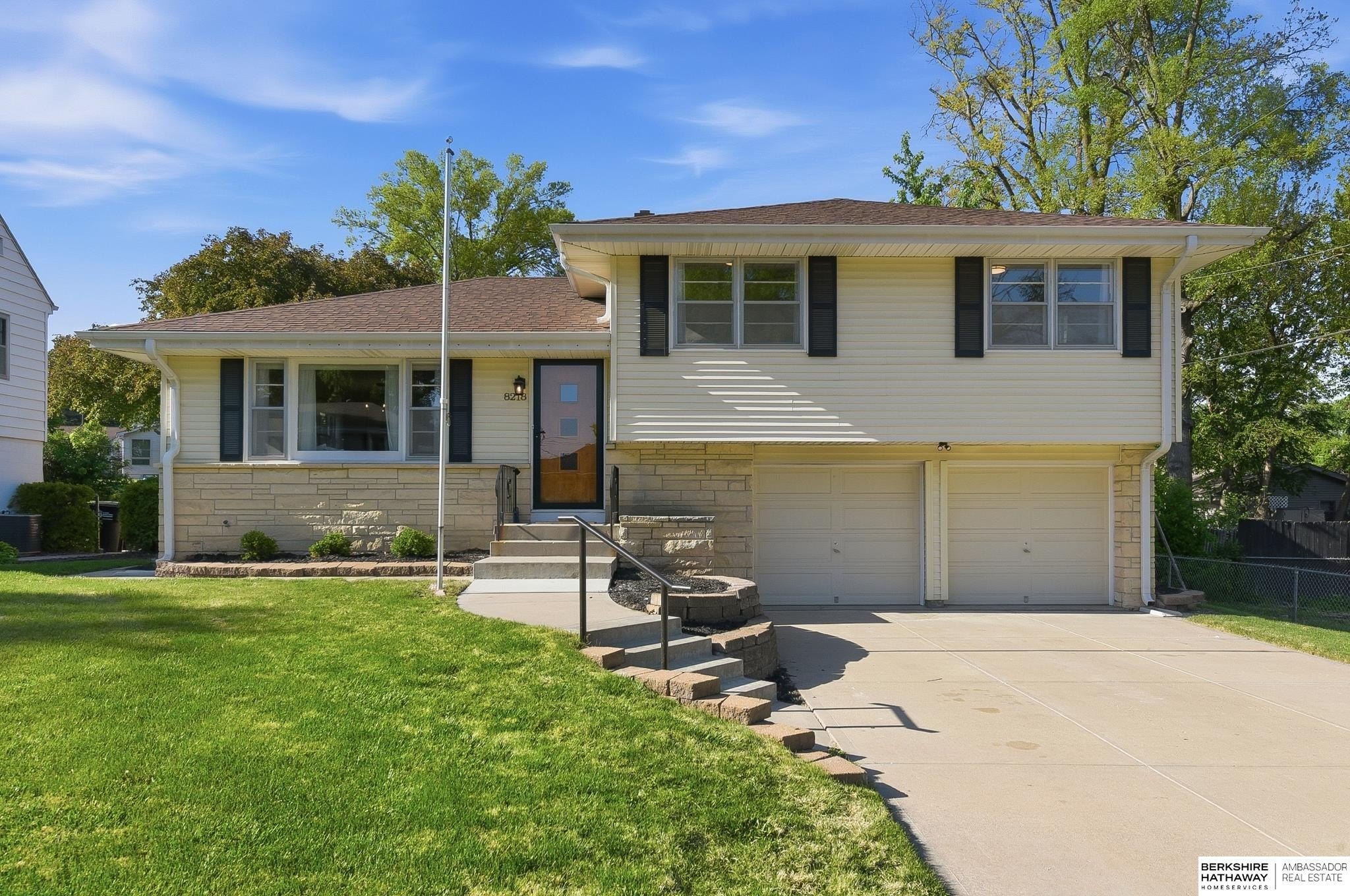 Single Family 4BR 2BA - 8218 Castelar Street, Omaha, NE
