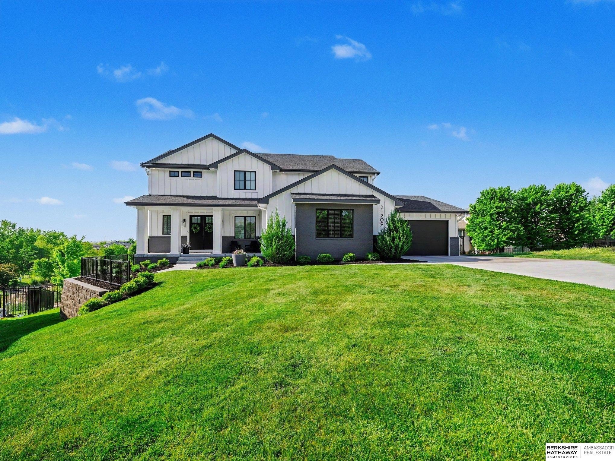 Single Family 6BR 5BA - 21209 Walnut Circle, Elkhorn, NE