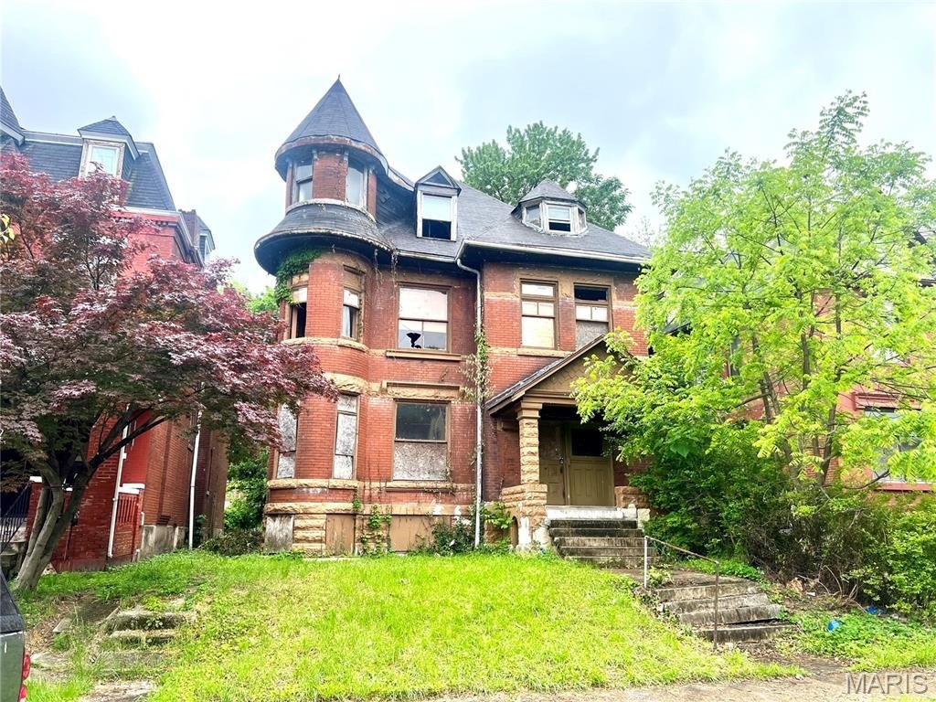 Single Family 6BR 2BA - 4414 Enright Avenue, St Louis, MO