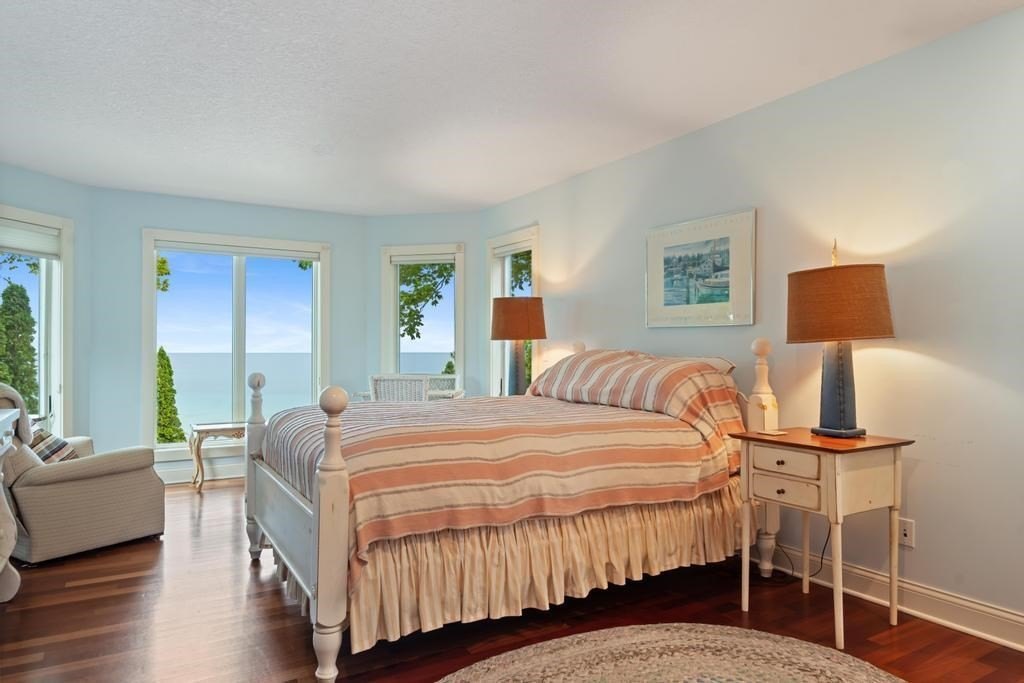 Single Family 7BR 8BA - 110 W Dixon, Charlevoix, MI