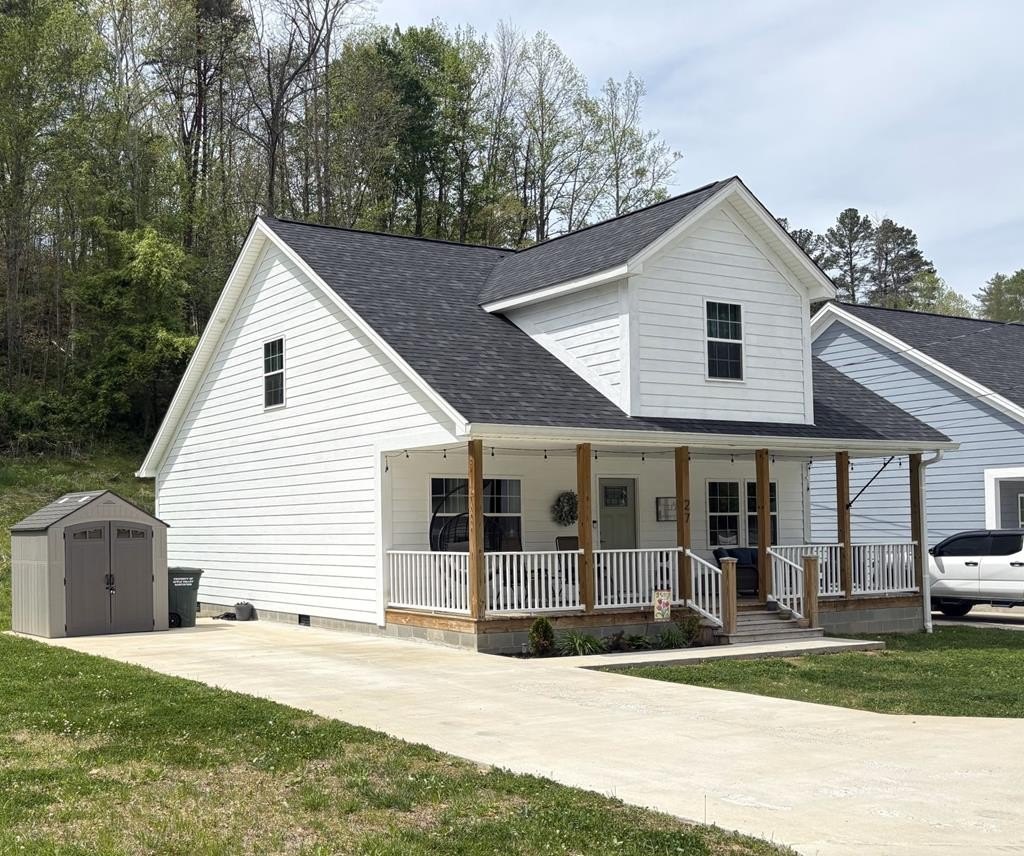 Single Family 4BR 3BA - 27 Wetzel Dr, Paintsville, KY