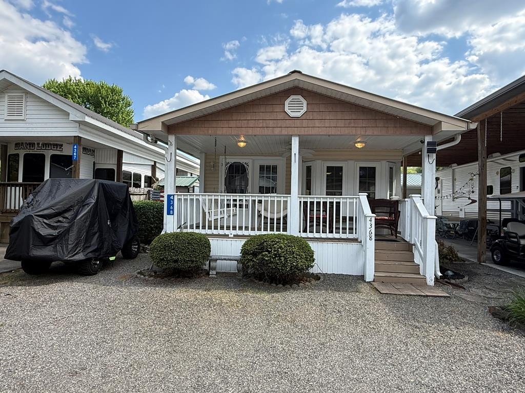 Single Family 2BR 2BA - 4368 Riverbank Run, Hiawassee, GA